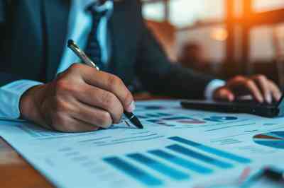 Schreibender Mann - © TheWaterMeloonProjec - stock.adobe.com