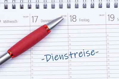 Kalender mit Schrift Dienstreise darauf - © HNFOTO - stock.adobe.com
