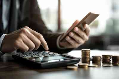 Mann mit Taschenrechner - © AucArtStudio - stock.adobe.com