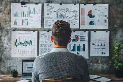 Mann prüft Finanzdaten - © ImageKing - stock.adobe.com