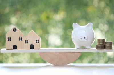 Haus und Sparschwein - © Monthira - stock.adobe.com