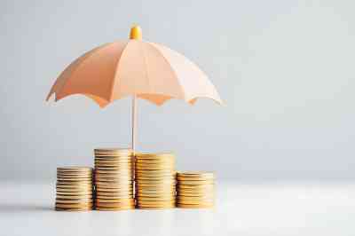 Schirm mit Münzen darunter - © D.e.a.r - stock.adobe.com