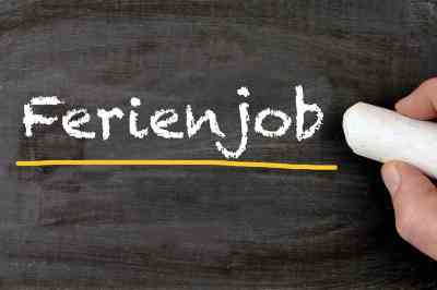 Text Ferienjob auf Tafel mit Kreide geschrieben - © Sinuswelle - stock.adobe.com