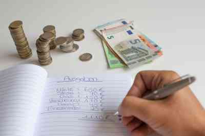 Person schreibt in Haushaltsbuch - © Sarah - stock.adobe.com