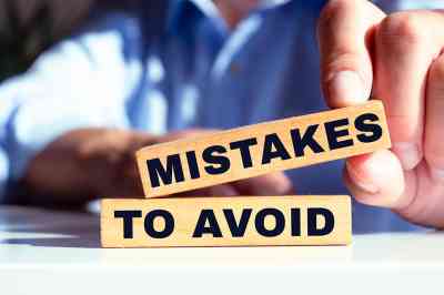 Bausteine mit Schriftzug MISTAKES TO AVOID - © Uuganbayar - stock.adobe.com