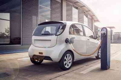 Elektroauto mit Ladesäule - © Bildwerk - stock.adobe.com